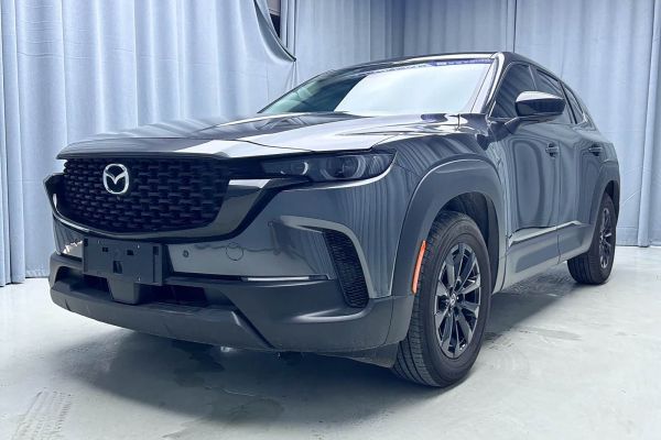 Mazda CX-30, 2021 г., синий, 33 000 км Mazda 马自达CX-50行也, 2024 г., серебристый / серый, 17 000 км
