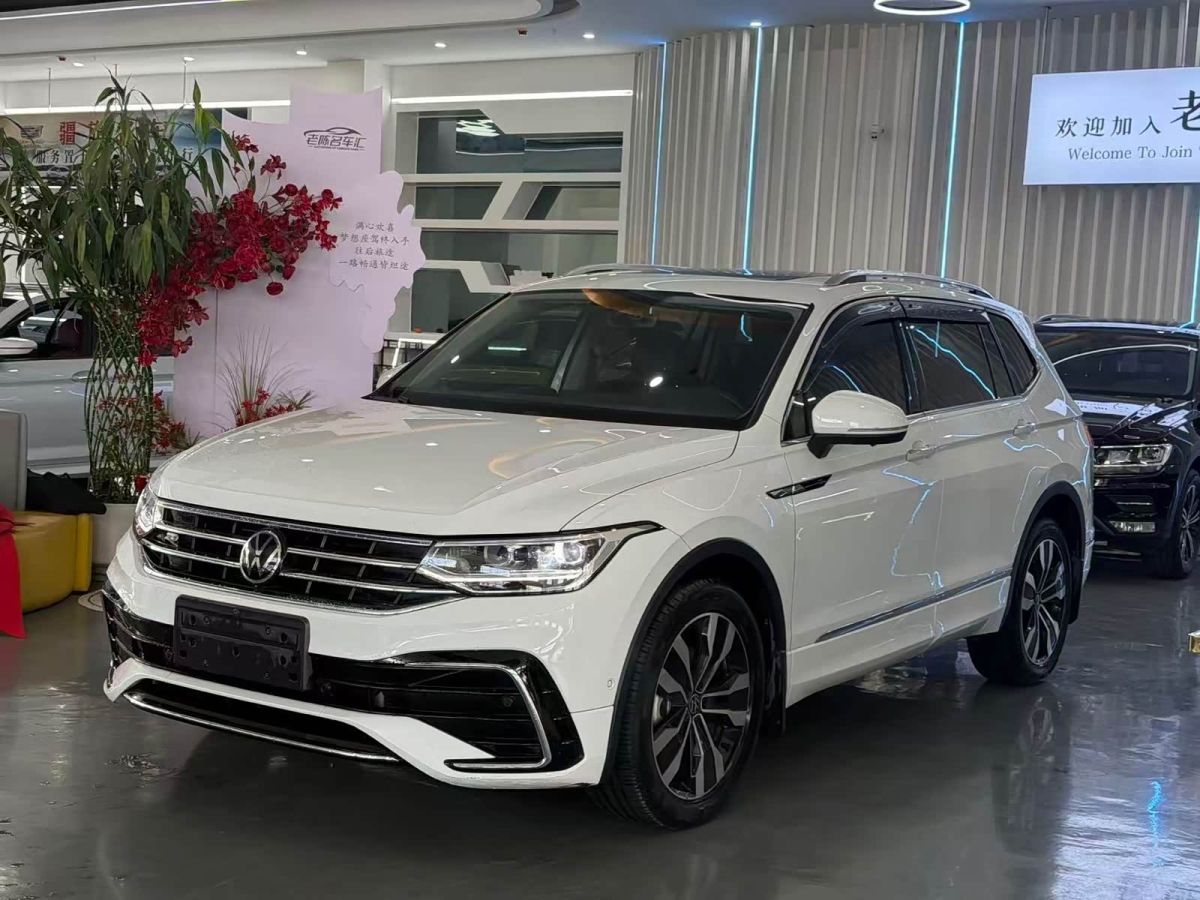 Volkswagen Tiguan L, 2024 г., белый, 59 000 км Volkswagen Tiguan L 2023 380TSI автомат полный привод R-Line комплектация «Юэсян» 7 мест