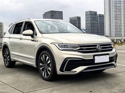 Volkswagen Tiguan L, 2022 г., шампань / коричневый, 44 000 км Volkswagen Tiguan L 2022 380TSI автомат полный привод R-Line комплектация «Юэсян» 7 мест