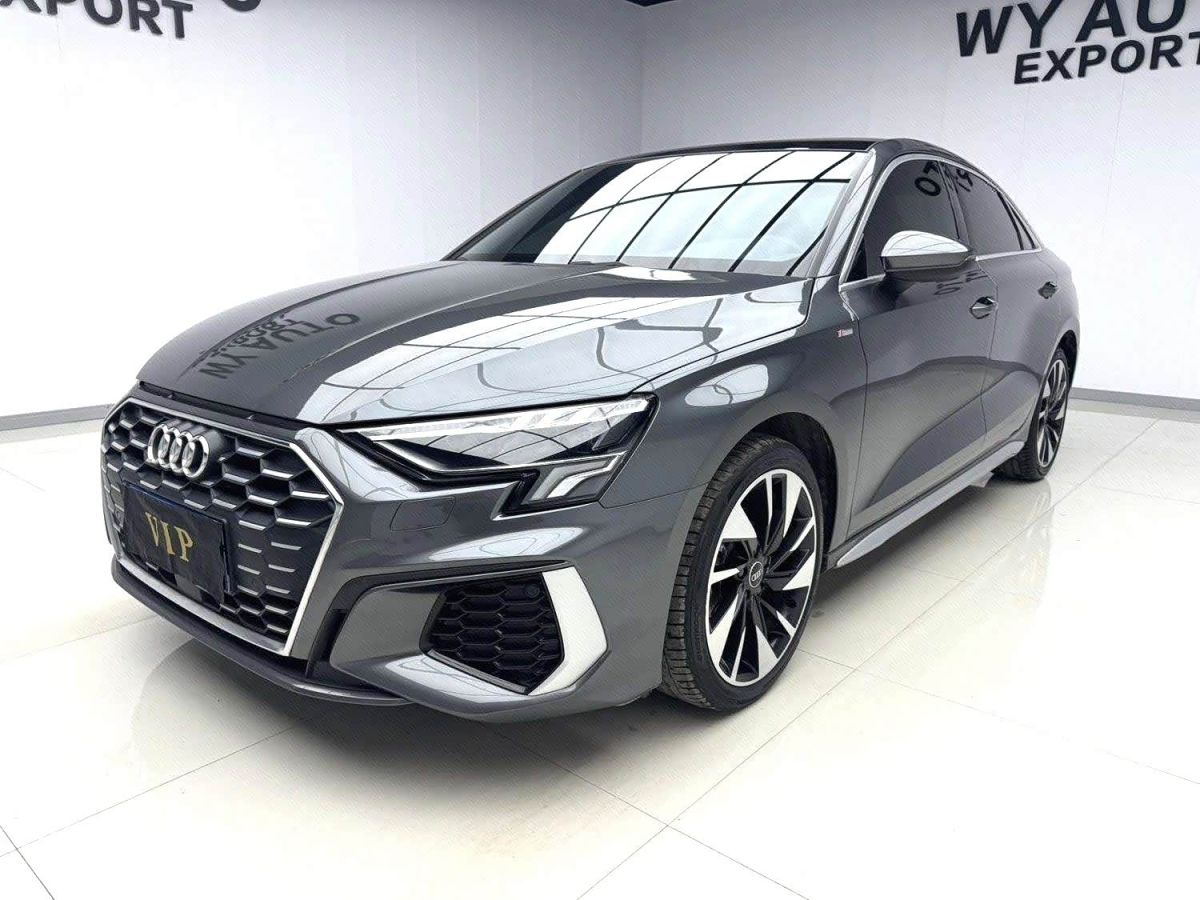 Audi A3, 2023 г., серебристый / серый, 22 000 км Audi A3, 2023 г., серебристый / серый, 22 000 км