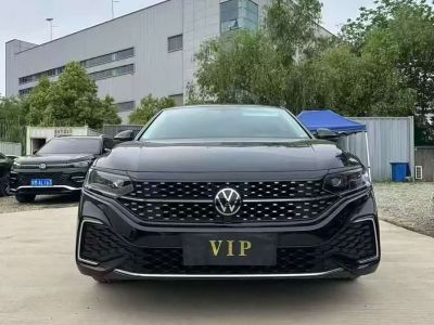 Volkswagen Passat, 2024 г., серебристый / серый, 8 700 км Volkswagen Passat 2024 330TSI исполнение «Звёздное небо» комплектация «Элита»