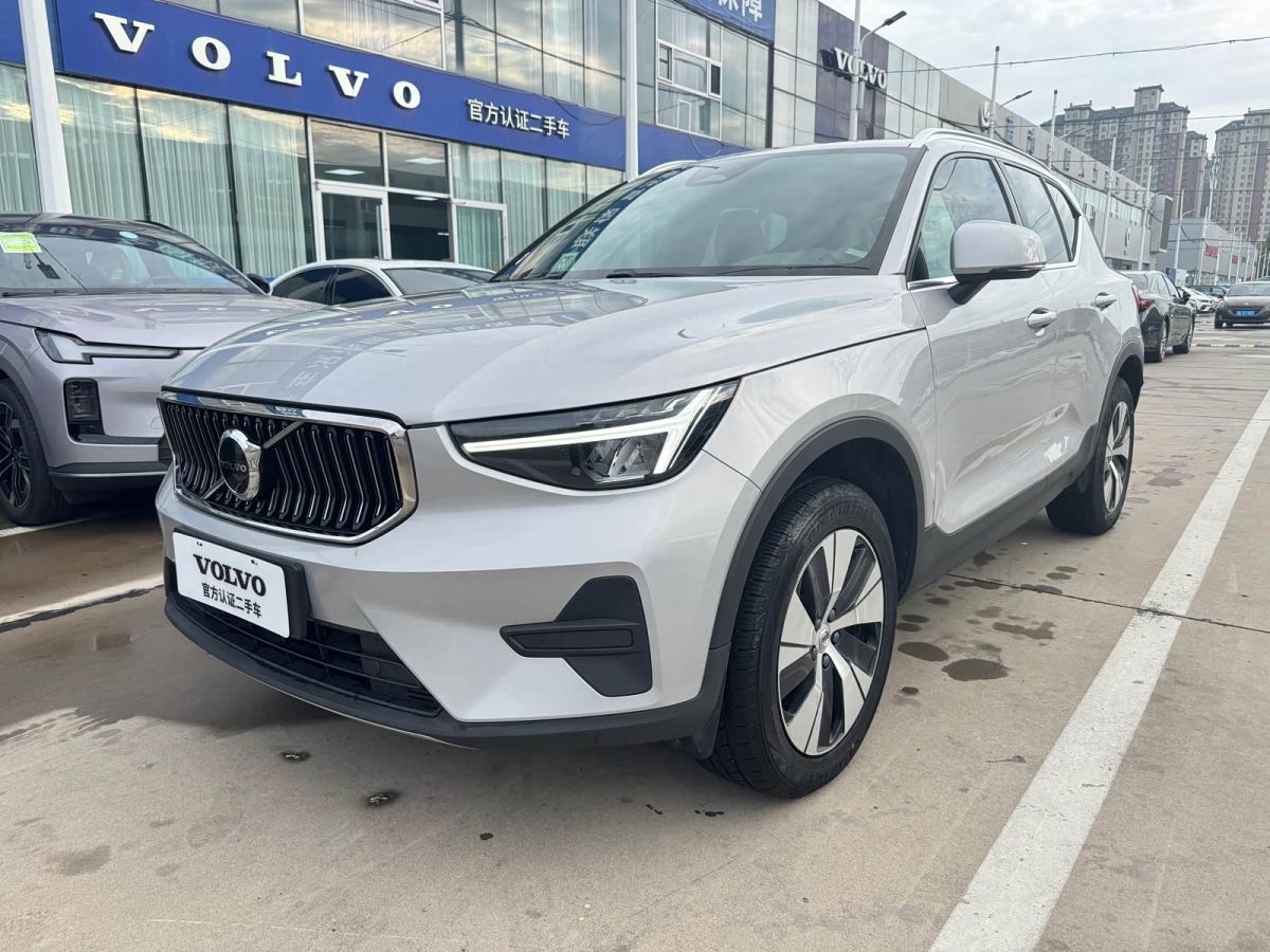 Volvo 沃尔沃XC40, 2024 г., серебристый / серый, 69 000 км Volvo 沃尔沃XC40, 2024 г., серебристый / серый, 69 000 км