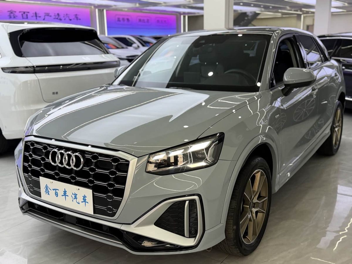 Audi 奥迪Q2L, 2022 г., серебристый / серый, 16 000 км