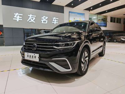 Volkswagen Tiguan L, 2022 г., чёрный, 40 000 км Volkswagen Tiguan L 2022 330TSI автомат одна ведущая ось комплектация «Умный комфорт»