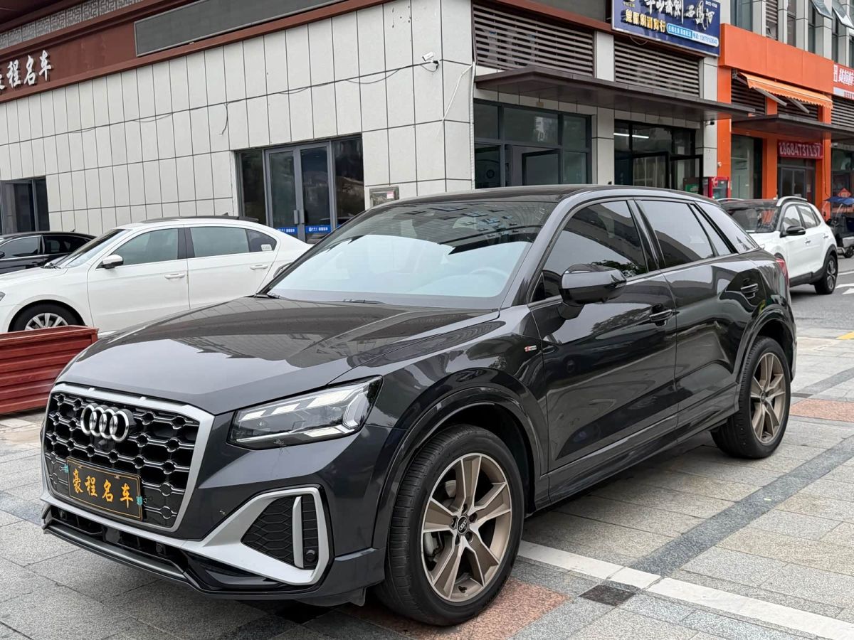 Audi Q2L, 2022 г., серебристый / серый, 17 000 км Audi 奥迪Q2L, 2022 г., серебристый / серый, 17 000 км
