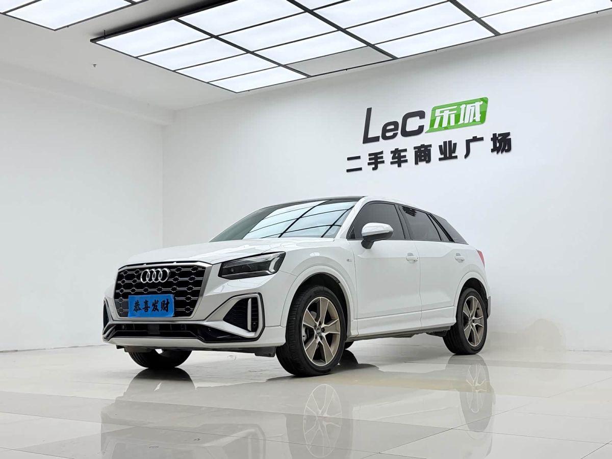 Audi Q2L, 2021 г., белый, 14 000 км Audi 奥迪Q2L, 2021 г., белый, 14 000 км