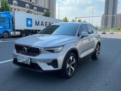 Volvo 沃尔沃XC40, 2025 г., белый, 8 000 км Volvo 沃尔沃XC40, 2025 г., серебристый / серый, 23 000 км