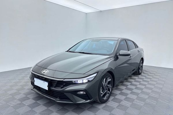 Hyundai Elantra, 2023 г., серебристый / серый, 17 000 км